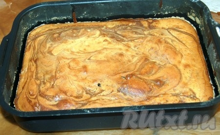 Проверить готовность мраморного пирога с помощью лучинки (или зубочистки). Вытащить форму с пирогом из духовки.