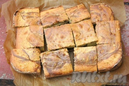 Остудить мраморный пирог, разрезать на порционные кусочки и можно наливать чай.