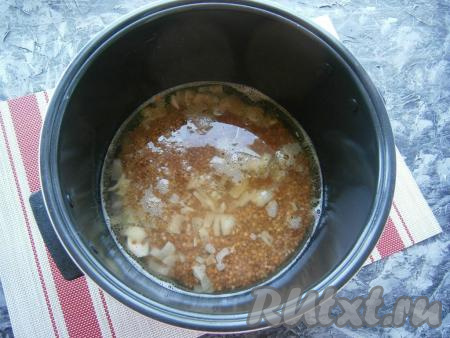 Влить горячую воду, добавить соль и специи.