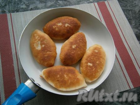 Далее пирожки жарить на разогретой с подсолнечным (или другим растительным) маслом сковороде на среднем огне до румяности с двух сторон. Накрывать сковороду крышкой не нужно, пирожки хорошо прожариваются.