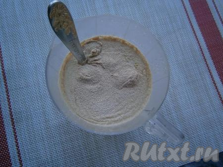 В воду с сахаром всыпать дрожжи, снова перемешать и оставить получившуюся смесь на 10 минут.