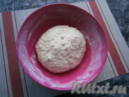 Далее замесить тесто руками, оно должно получиться плотным, но мягким. Прикрыть миску с тестом плёнкой и оставить в тёплом месте на 1 час.