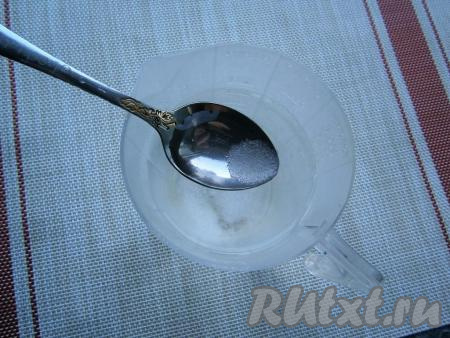 В тёплую воду (температура воды должна быть, примерно, градусов 40) всыпать 2 столовые ложки сахара, перемешать.