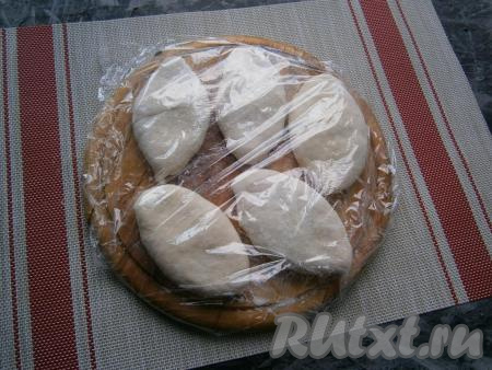 Накрыть пирожки плёнкой и оставить их в тёплом месте минут на 15-20.