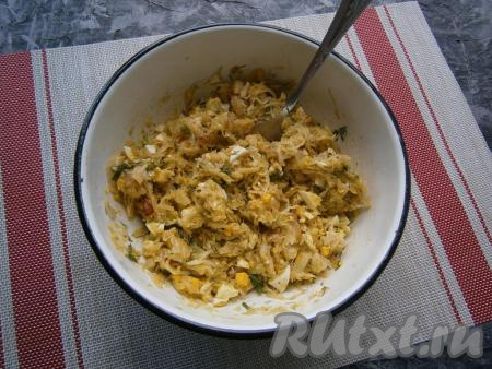 К капусте и яйцам добавить измельченный укроп, перемешать и начинка для пирожков готова.