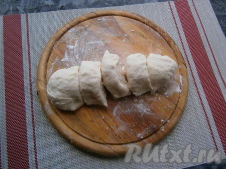 Разделить тесто на 3-4 части. Каждую часть теста скатать в колбаску и нарезать на кусочки.