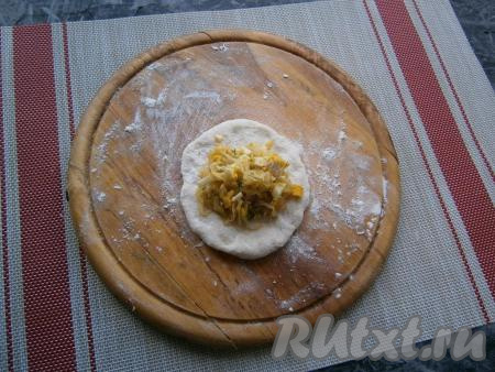 Размять руками каждый кусочек теста в лепёшку, в середину которой выложить 1-2 столовые ложки начинки.