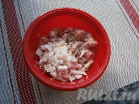 Для приготовления фарша пропустить через мясорубку кусочки мяса. Можно, конечно, приобрести фарш и в магазине. Очистить лук, мелко нарезать и добавить к фаршу, посолить, поперчить, тщательно перемешать.