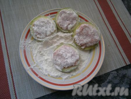 Обвалять фаршированные кабачки в муке с двух сторон.