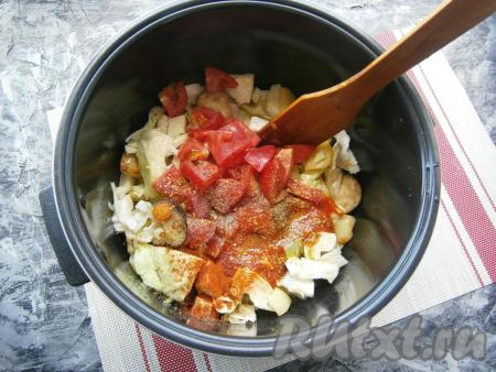 Добавить к овощам капусту, нарезанные произвольными кусочками свежие помидоры, любой томатный соус, всыпать соль, чёрный молотый и чили молотый перцы, специи для овощей, влить воду.