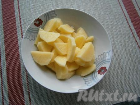 Картофель нарезать также, как и баклажаны (то есть на достаточно крупные кусочки).