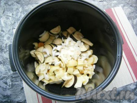 Выставить программу "Жарка" на 20 минут. Помешивая, готовить овощи 10 минут, после чего добавить баклажаны, лук и болгарский перец, перемешать, готовить далее, иногда перемешивая, до окончания программы.