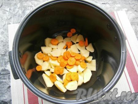 Растительное масло влить в чашу мультиварки, выложить картофель, добавить нарезанную не слишком тонкими кружочками морковь.