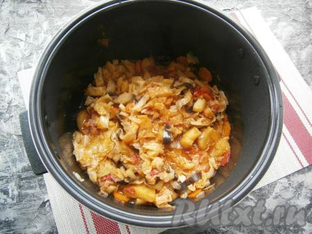 Перемешать, закрыть крышку мультиварки и выставить программу "Тушение" на 45 минут.