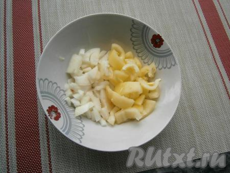 Лук и сладкий перец нарезать произвольно, но не мелко и не тонко.