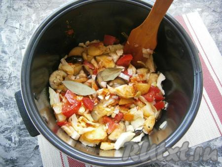 Сюда же добавить лавровые листья и  измельченный чеснок.