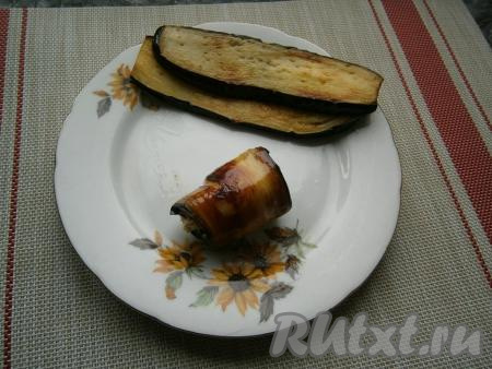 И далее каждую часть баклажана с начинкой свернуть в рулетик. Аналогично сформировать все рулетики.