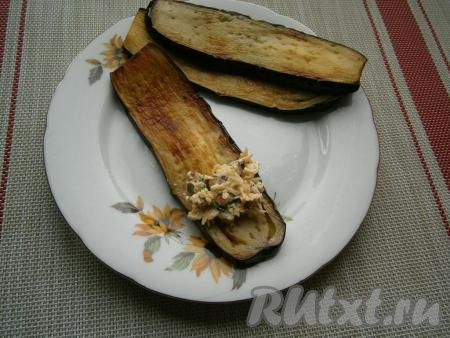 На край каждой обжаренной части баклажанов разместить по 1 чайной ложке начинки.