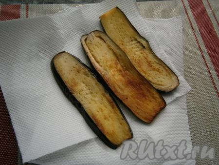 На сковороде разогреть достаточное количество растительного масла, выложить обсушенные баклажаны и обжарить на среднем огне до румяности с двух сторон и мягкости (для этого понадобится 3-5 минут). Обжаренные баклажаны выложить на бумажное полотенце для удаления лишнего жира.