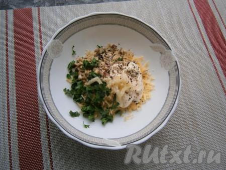 Сюда же добавить чеснок, пропущенный через пресс, майонез, немного соли и чёрного молотого перца.