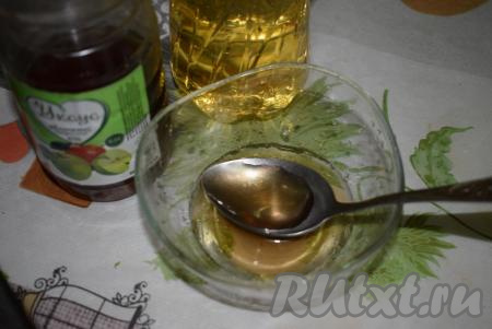 Для приготовления маринада смешаем в миске уксус, растительное масло, соль, сахар.