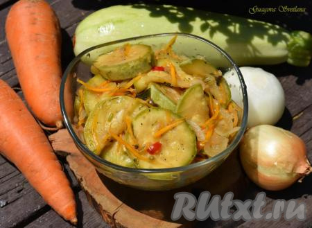 Маринованные кабачки получаются пряными, остренькими, в меру кисленькими, хрустящими и очень вкусными. Такую закуску быстрого приготовления можно подать в качестве салата к обеду или ужину. Это блюдо прекрасно разнообразит меню, попробуйте!