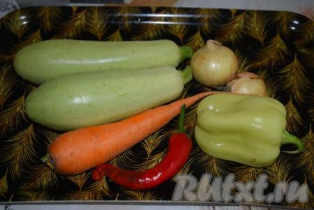 Подготовим продукты, овощи и зелень промоем под холодной водой. Морковь, лук и чеснок очистим, из болгарского перца удалим семена и плодоножку.