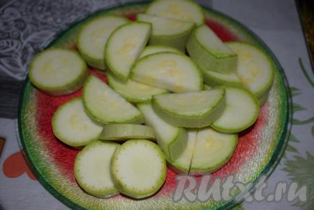 Для этой закуски лучше брать молодые кабачки (их можно готовить, не очищая от кожуры). Нарежем кабачки на кружочки (если молодые кабачки достаточно крупные, тогда нарежьте их на полукружочки).