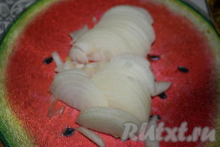 Лук нарежем на полукольца.