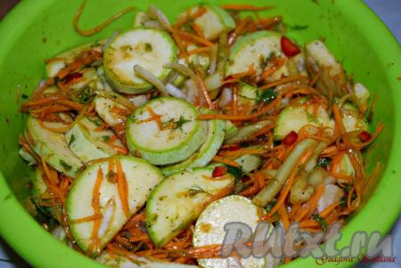 Выливаем заправку к овощной смеси и перемешиваем, стараясь, чтобы все овощи покрылись маринадом. Накрываем миску плёнкой и отправляем в холодильник на пару часов для маринования.