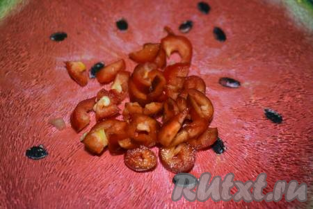 Острый перец нарежем на мелкие кусочки.
