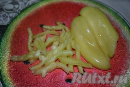 Болгарский перец нарежем соломкой.