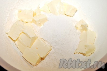 В миске соединить муку со сливочным маслом.