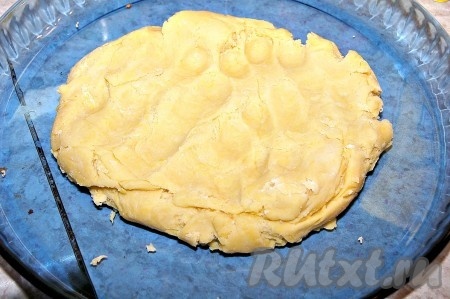 Выложить полученное тесто в форму, равномерно распределив его руками по всей форме. Отправить в заранее нагретую до 180 градусов духовку на 15 минут.