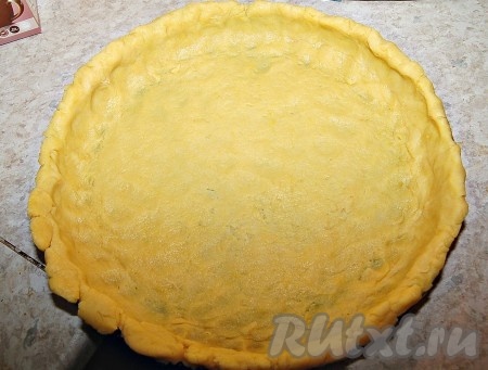 Выложить полученное тесто в форму, равномерно распределив его руками по всей форме. Отправить в заранее нагретую до 180 градусов духовку на 15 минут.