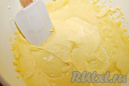 Желтки, сахар и муку взбить отдельно.