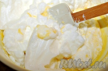 Белки аккуратно добавить к желтково-сахарно-мучной смеси и перемешать лопаткой.