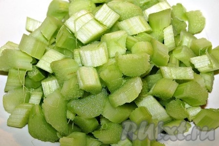 Ревень нарезать небольшими кусочками.
