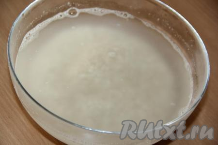 Рис хорошо промыть и залить крутым кипятком так, чтобы вода полностью покрыла рис (примерно, на 1 см). Оставить рис, залитый кипятком, на 20 минут.