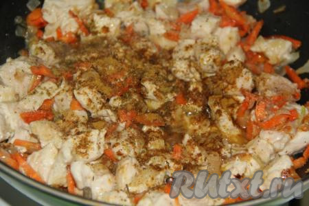 Обжарить куриное мясо&nbsp;с овощами, периодически помешивая, в течение 10 минут под крышкой на среднем огне. Затем посолить,&nbsp;добавить специи и тщательно перемешать.