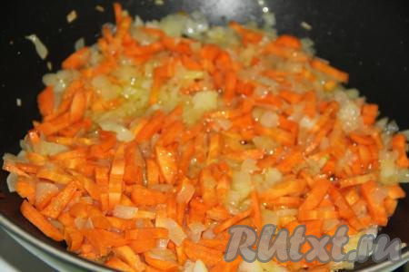 На среднем огне обжарить лук с морковью в течение 3 минут, помешивая.