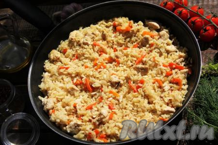 Снять сковороду с пловом с огня и дать настояться под крышкой минут 15, а затем подать к столу. Плов, приготовленный с куриной грудкой, получается рассыпчатым, аппетитным и очень вкусным. Отличное блюдо для всей семьи, попробуйте!