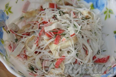 Салат заправить майонезом, посолить по вкусу и перемешать.