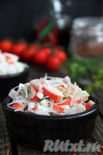 Салат с фунчозой и крабовыми палочками получается аппетитным, нежным и очень вкусным. Это блюдо отлично разнообразит меню, попробуйте!