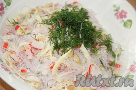 Перемешать салат и добавить мелко нарезанный укроп.&nbsp;