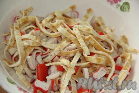 Соединить нарезанные крабовые палочки и яичные блинчики.&nbsp;