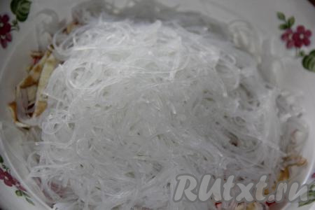 Фунчозу нарезать на кусочки длиной, примерно, 5-6 см и добавить в салат из крабовых палочек и блинчиков.