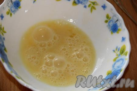 К яйцам всыпать щепотку соли, можно, по желанию, добавить чёрный молотый перец, взбить венчиком до однородности.