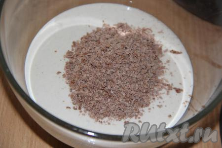 Пробить массу погружным блендером до однородного состояния. Перелить получившуюся творожно-банановую массу в миску, добавить шоколадную крошку (или кусочки ягод, фруктов).