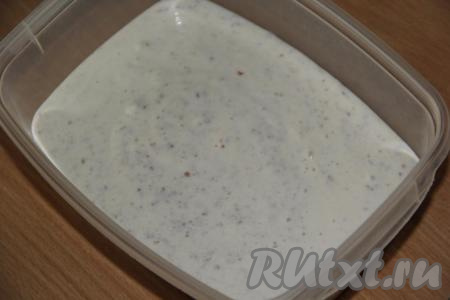 Перемешать массу ложкой и перелить в пластиковый лоток (или разложить по формочкам для мороженого).